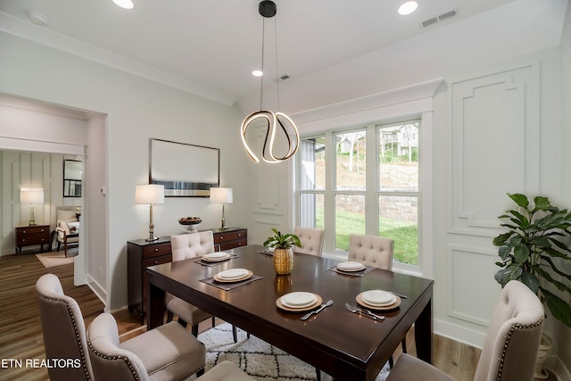 dining space with visible vents, wood finished floors, and recessed lighting