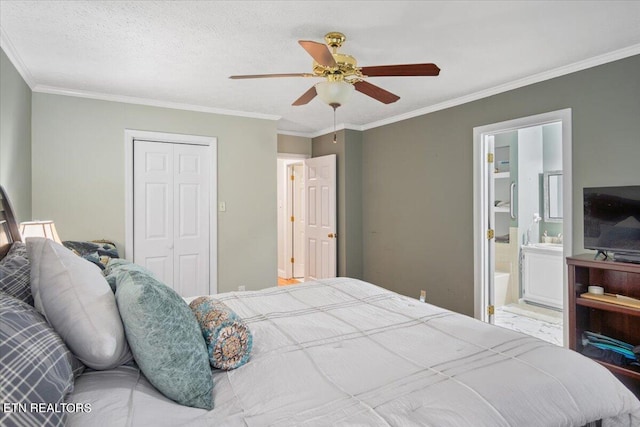 bedroom featuring ceiling fan, crown molding, connected bathroom, and a closet