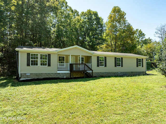 view of front of home featuring a front yard