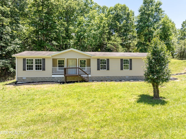 view of front of property featuring a front yard