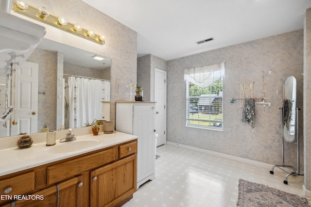 bathroom with a shower with shower curtain and vanity