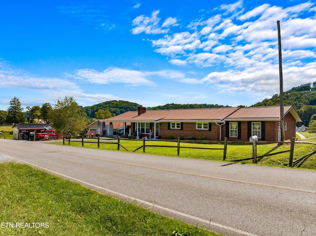 ranch-style home featuring a front lawn