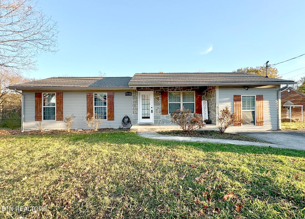 ranch-style house with a front lawn