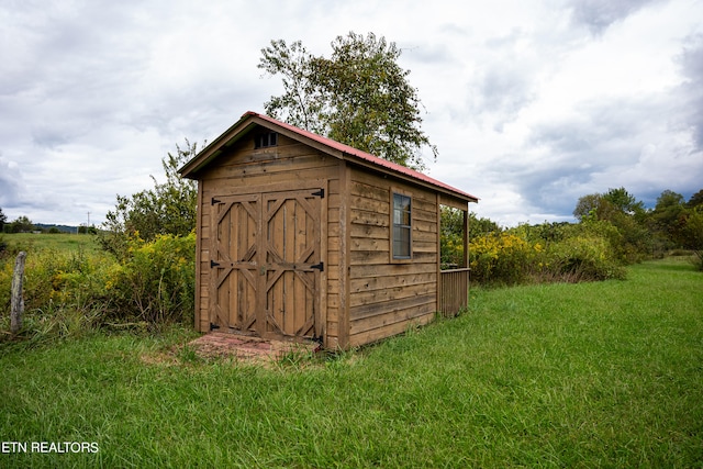 view of outbuilding with a yard