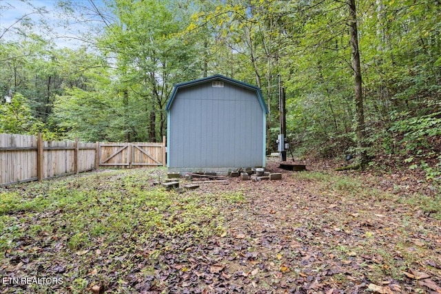 view of yard with a storage shed