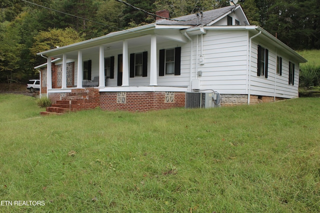 view of front of home featuring a porch and a front yard