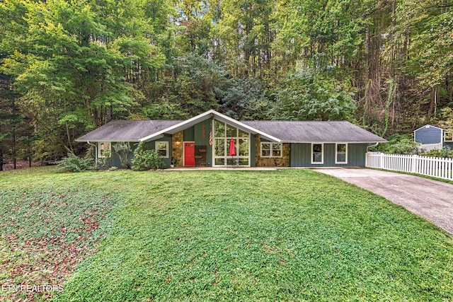 single story home featuring a porch and a front lawn