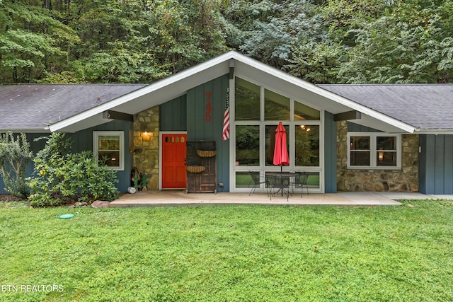 view of outdoor structure featuring a yard