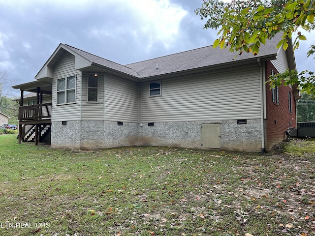 back of house featuring a lawn