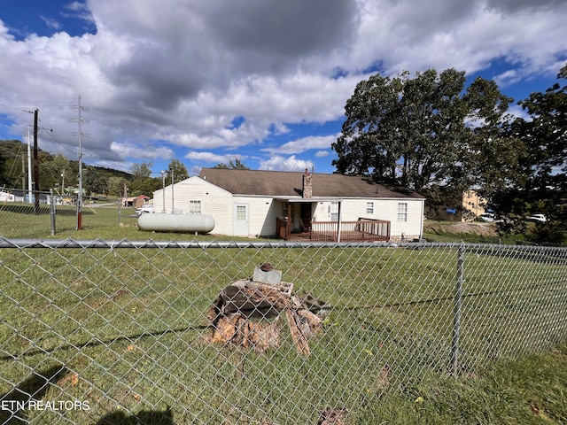 view of front of property featuring a front yard and a deck