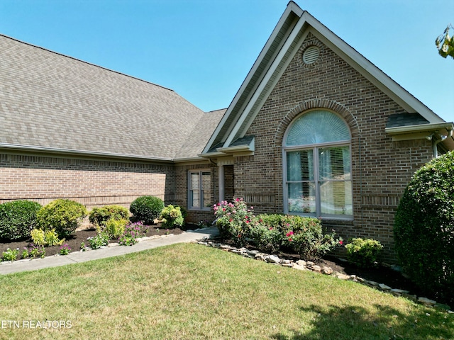 view of front of home featuring a front yard