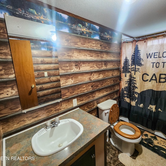 bathroom featuring curtained shower, vanity, and toilet