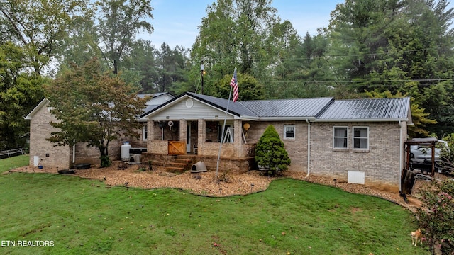 ranch-style home featuring a front lawn