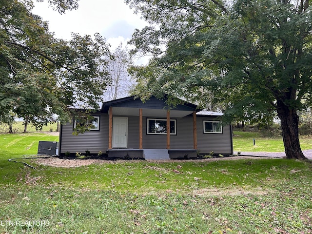 view of front of home featuring a front yard