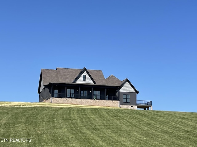 view of front of house featuring crawl space and a front lawn