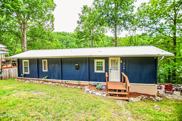 single story home with a front yard