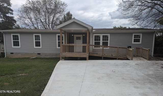 view of front of home featuring a wooden deck and a front yard