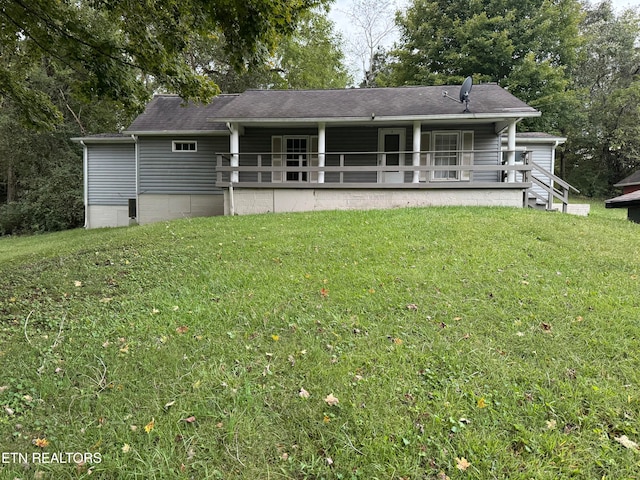 back of house featuring a lawn