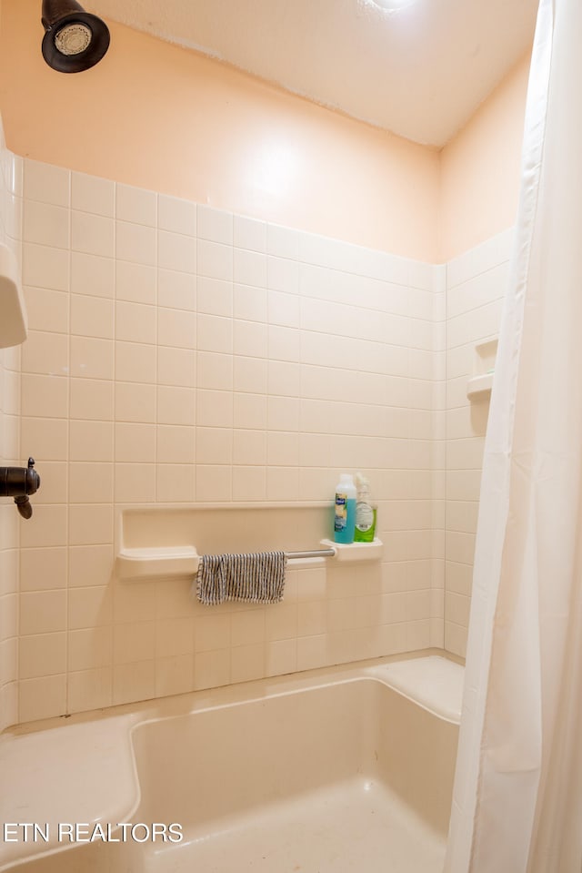 bathroom featuring shower / bath combo with shower curtain