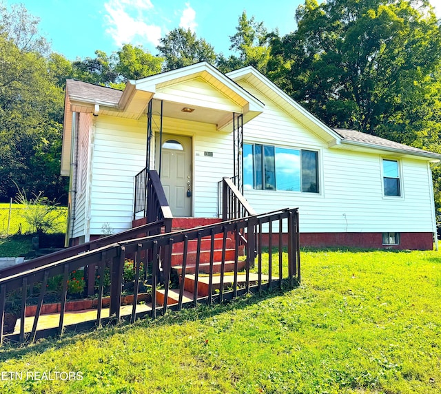 view of front of property featuring a front lawn