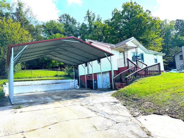 view of vehicle parking featuring a lawn and a carport