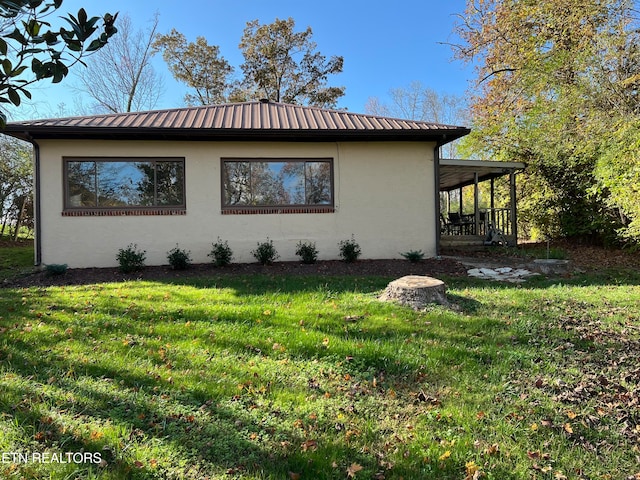 view of side of property featuring a lawn