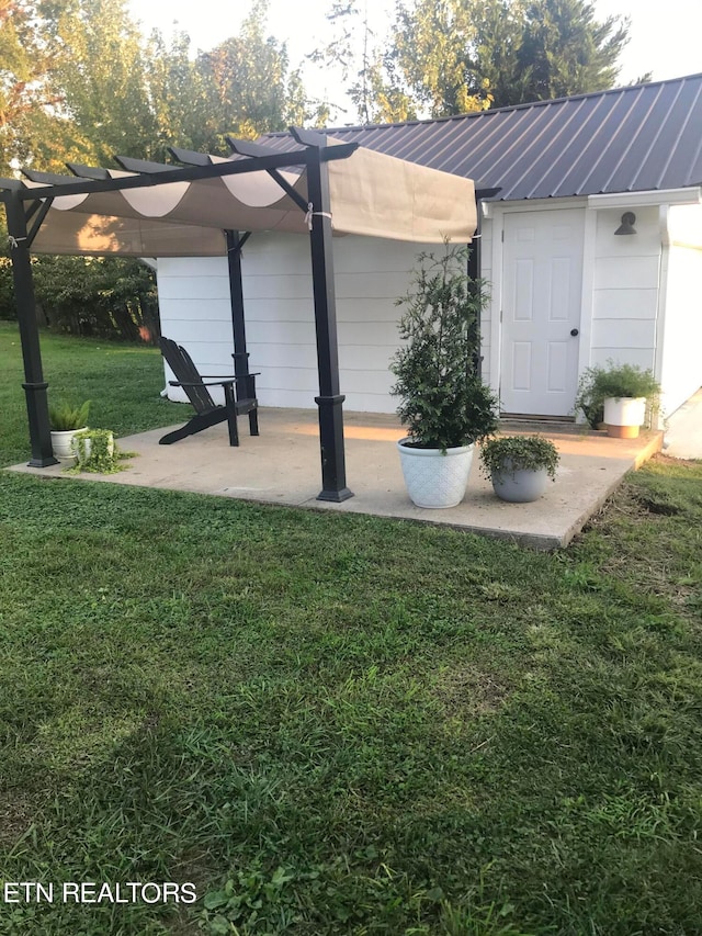 view of yard with a patio