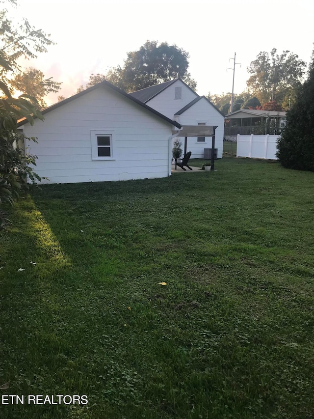 view of yard at dusk