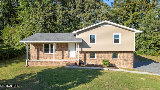 tri-level home featuring a front lawn