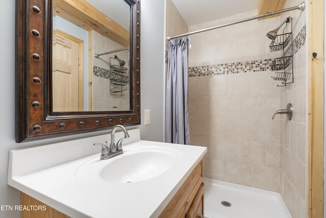 bathroom featuring a shower with curtain and vanity