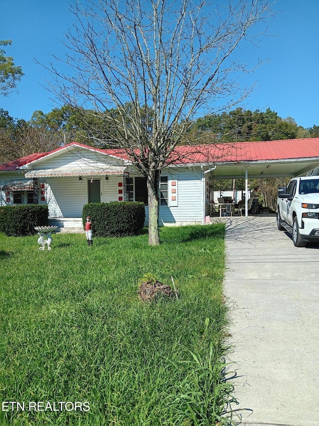 view of front of house featuring a front lawn