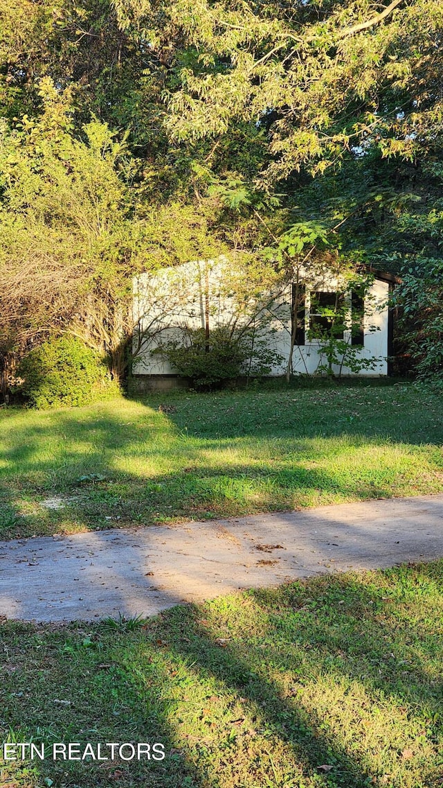 exterior space featuring a lawn