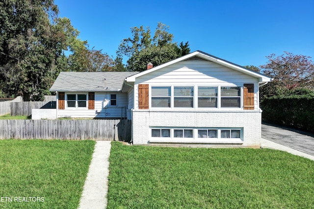 view of front of property with a front yard