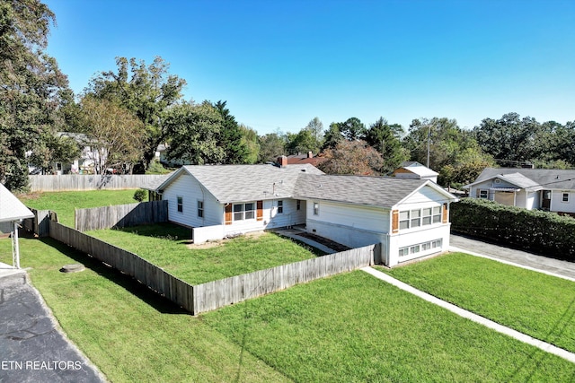 view of front facade featuring a front lawn