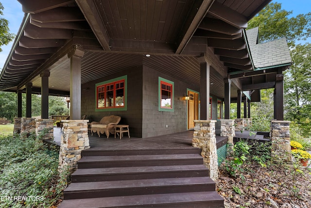 property entrance featuring covered porch