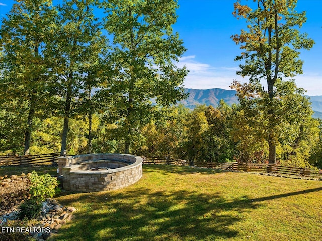 view of yard featuring a mountain view