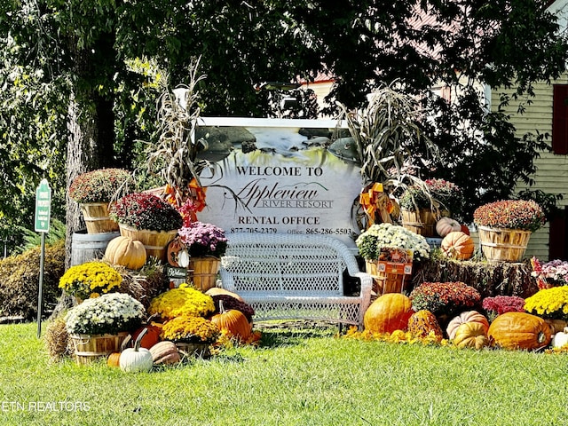community sign with a lawn
