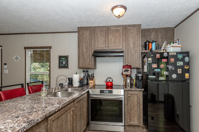 kitchen featuring refrigerator, sink, crown molding, stainless steel electric range oven, and a textured ceiling