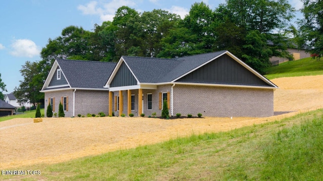 view of front facade with covered porch and a front lawn