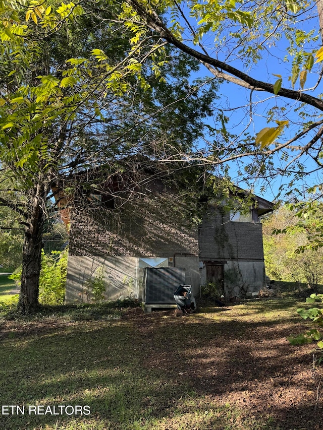 view of yard with an outbuilding