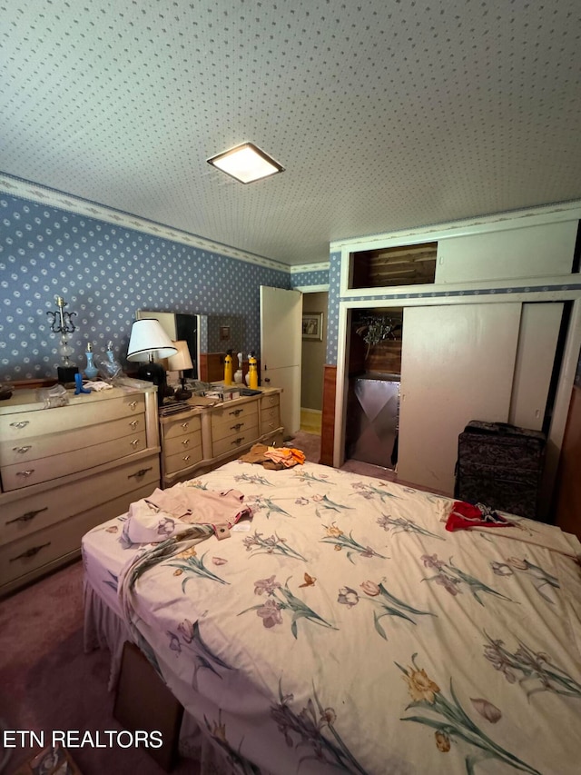 bedroom featuring carpet flooring and a closet