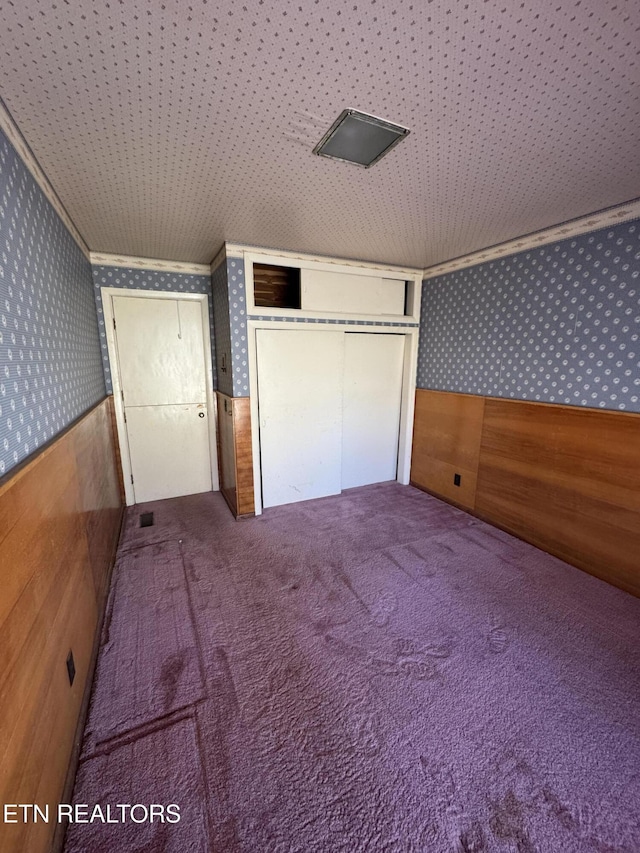 unfurnished bedroom with carpet flooring and a closet