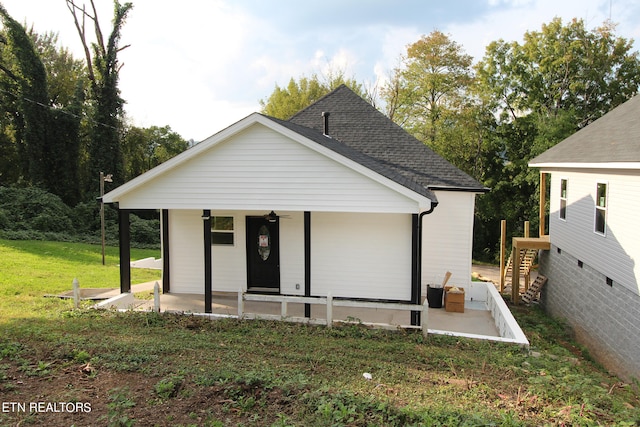 view of front of house featuring a patio, ceiling fan, and a front yard