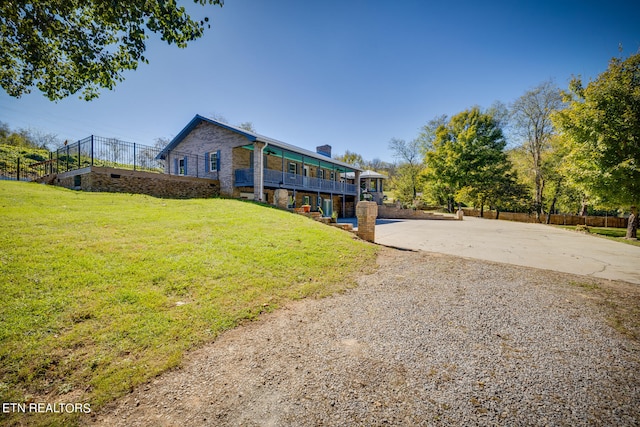 view of front facade featuring a front yard