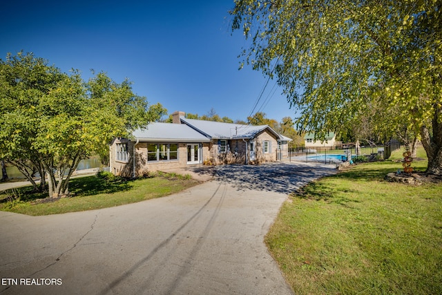 view of front of property featuring a front yard