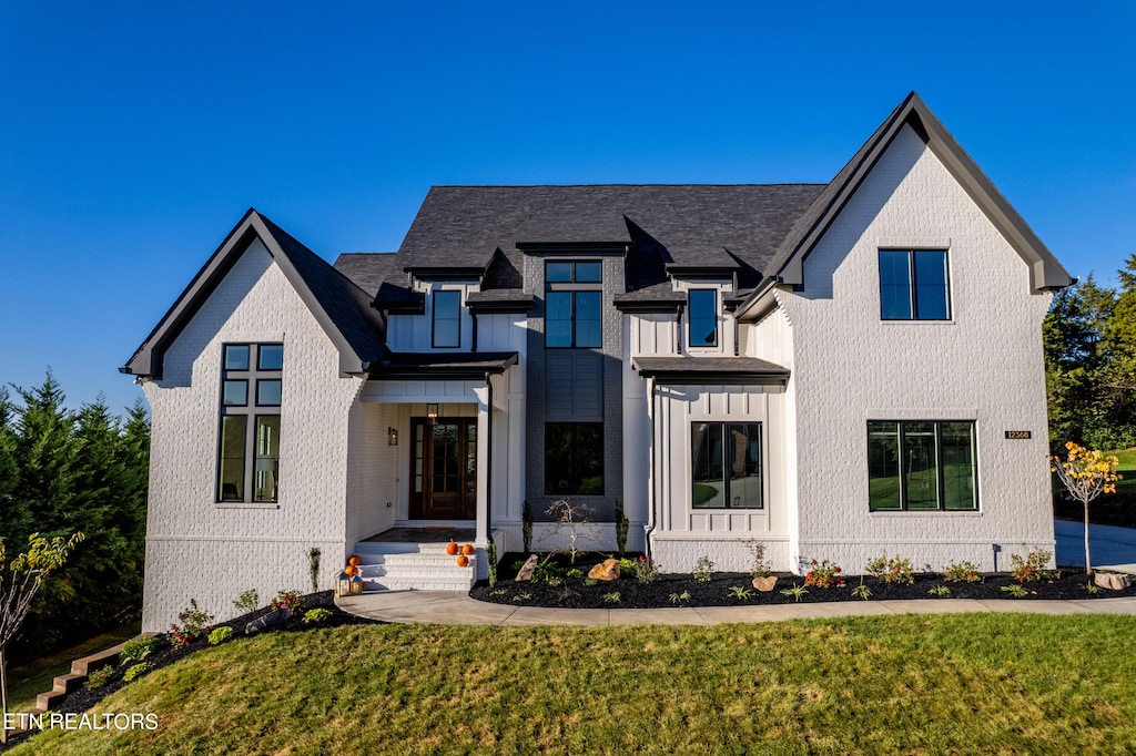 view of front facade featuring a front lawn