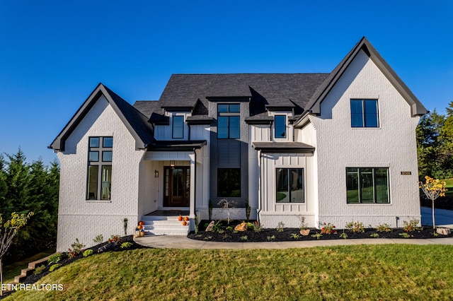 view of front facade featuring a front lawn