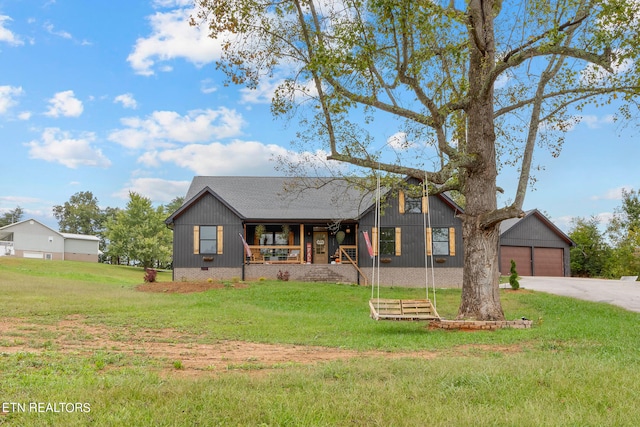 view of front of property featuring a front yard and covered porch