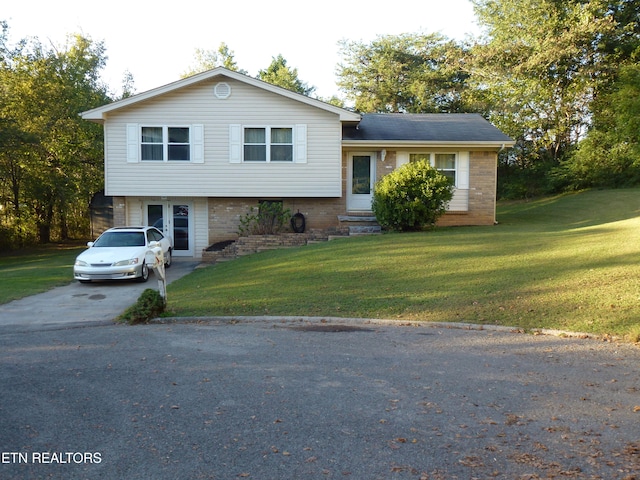 split level home with a front lawn