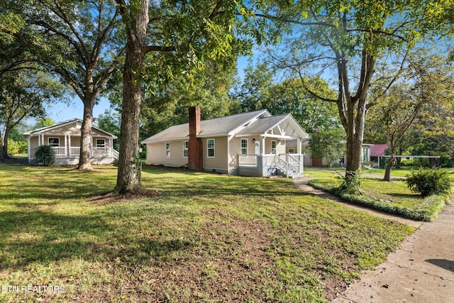 view of front facade with a porch and a front yard